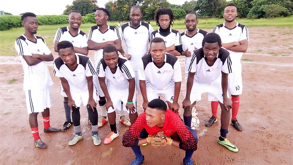 UUM-football-team-pose